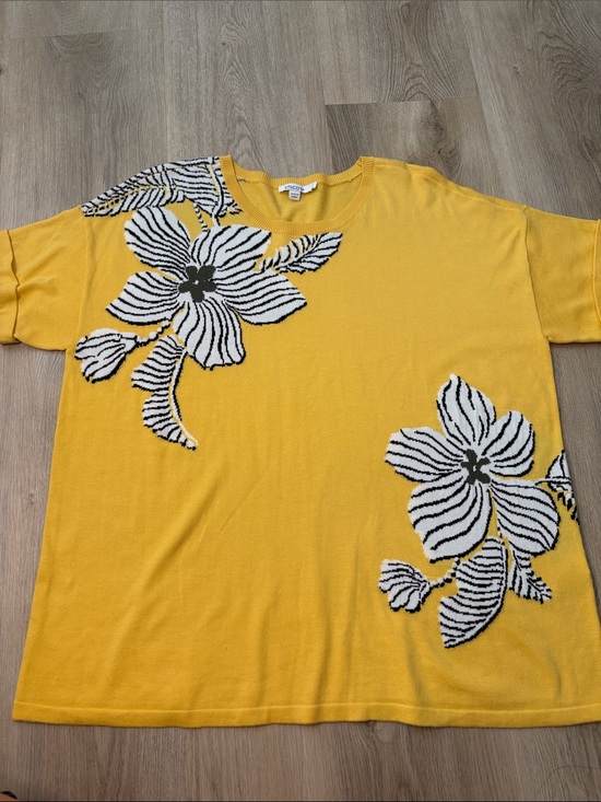Chico's Sweaters - Chico’s Yellow Intarsia Floral Knit Top Short Sleeve size 3 or XL cotton lyocell